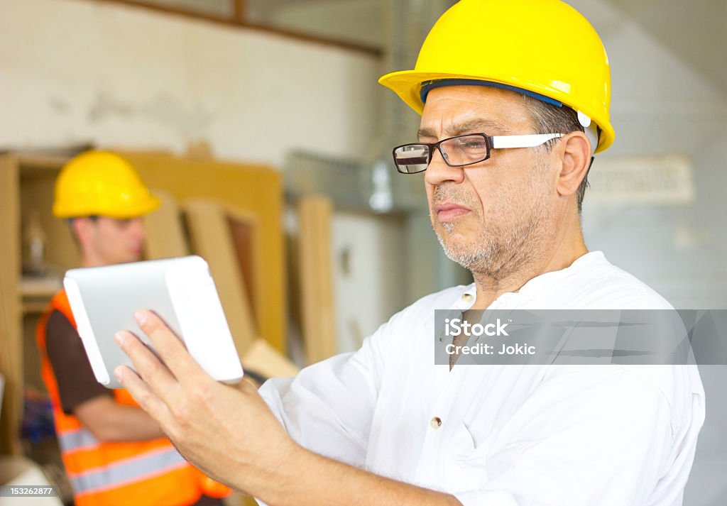 Trabajador de construcción con la tableta. - Foto de stock de Accesorio de cabeza libre de derechos