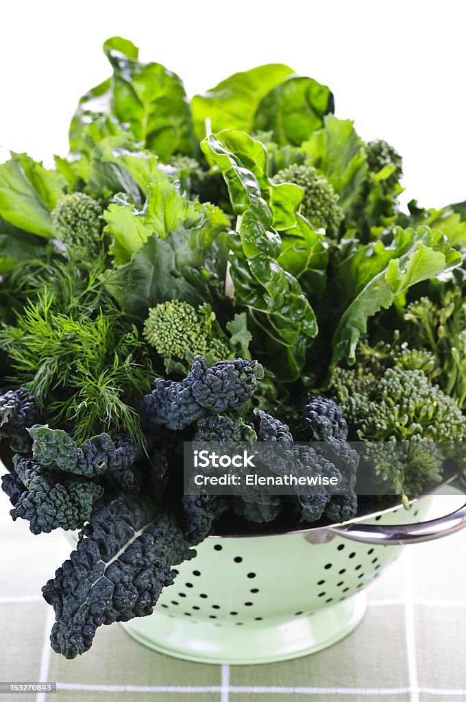 어둡습니다 녹색 잎이 많은 채소를 평상시보다 많이 섭취하면 인체의 in colander - 로열티 프리 녹색 스톡 사진