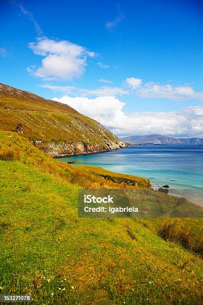 En La Costa De La Bahía En Keem Achill Island Foto de stock y más banco de imágenes de Aire libre - Aire libre, Bahía, Bahía de Keem