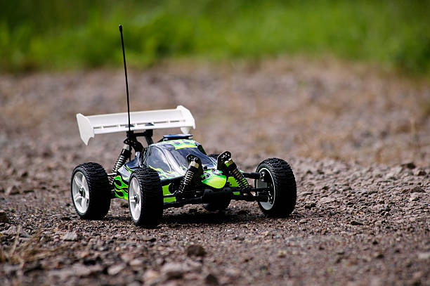 rádio controle de buggy em pista de cascalho - controlado à distância - fotografias e filmes do acervo