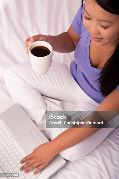 Lächeln Junge Asiatische Frau Mit Laptop Auf Dem Bett Stockfoto und mehr Bilder von 20-24 Jahre
