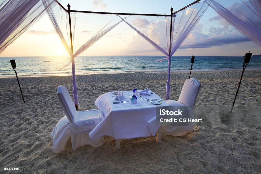 Café en la playa al atardecer tiempo - Foto de stock de Agua libre de derechos