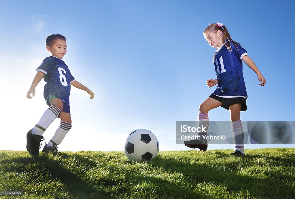 Jeunes joueurs de football de frappe - Photo de Football libre de droits