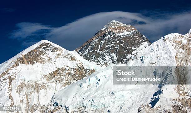 Everest De Manera De Campamento Base Foto de stock y más banco de imágenes de Aire libre - Aire libre, Asia, Bandera