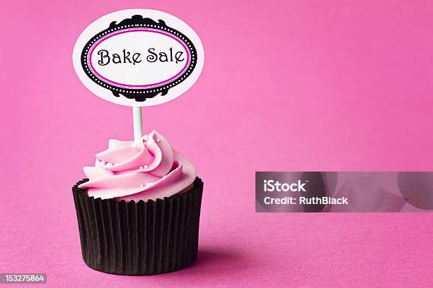 サレカップケーキを焼く - ベイクセールのストックフォトや画像を多数ご用意 - ベイクセール, チャリティーイベント, ピンク色