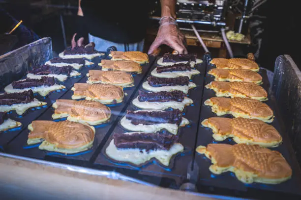 The taiyaki grilled on the iron plate looks quite delicious.