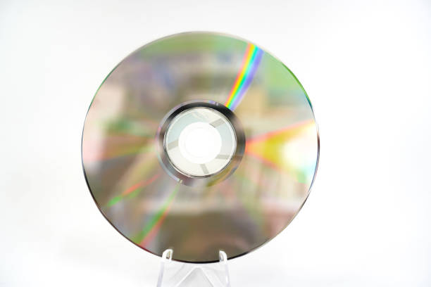 이미지는 흰색 배경에 700mb 용량의 레트로 음악 cd를 보여줍니다. - cd disk cd rom silver 뉴스 사진 이미지