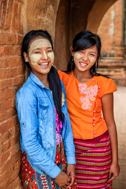 istock Young Burmese girls posing in Bagan 1532987381