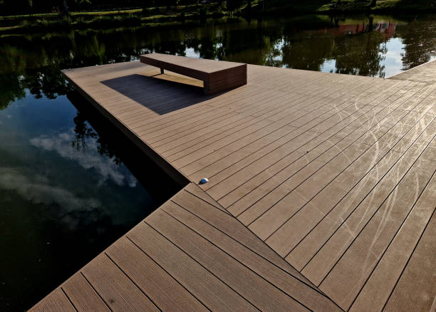 access to water after galvanized staircase construction. entrance for ice skaters in winter to the frozen pond. refreshment after sauna.stone slate, lawn, seat, sit, wide, natural pool resort, drone, camping equipment, landscaping, lined. net acceso al agua después de la construcción de la escalera galvanizada. entrada para patinadores sobre hielo en invierno al estanque congelado. refresco después de sauna.pizarra de piedra, césped, asiento, sentarse, amplio, complejo de piscina natural, d