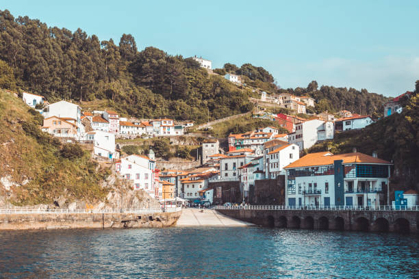 cudillero, un precioso pueblo de pescadores situado en asturias - cudillero fotos fotografías e imágenes de stock