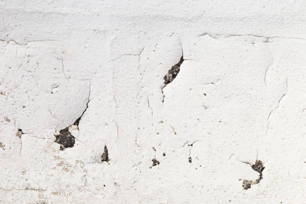 istock Closeup old white paint crack on concrete wall 1533307406