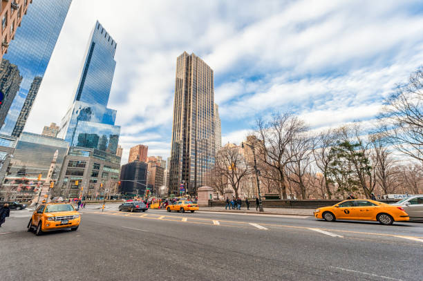 왼쪽이 뉴욕 센트럴 파크, 오른쪽이 비즈니스 지구. 맨해튼, 미국 - trump tower 뉴스 사진 이미지