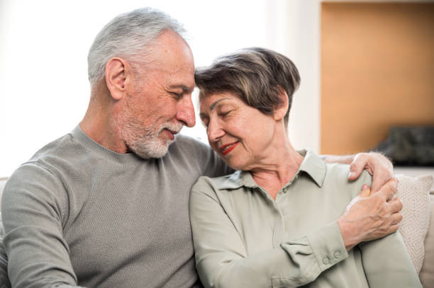 幸せな週末を一緒に過ごす成熟した夫婦のポートレート - senior couple ストックフォトと画像