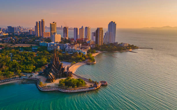 santuario de la verdad, pattaya, tailandia, templo de madera junto al océano al atardecer en la playa de pattaya - architecture asia blue buddhism fotografías e imágenes de stock