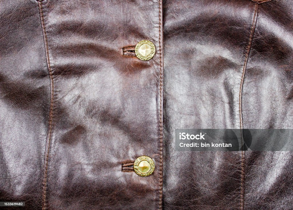 Kurtka, płaszcz przeciwdeszczowy, odzież wierzchnia z ćwiekami wykonanymi z ciemnej skóry naturalnej. Kurtka zapinana na guziki vintage wykonana z ciemnej skóry. - Zbiór zdjęć royalty-free (Antyczny) Kurtka, płaszcz przeciwdeszczowy, odzież wierzchnia z ćwiekami wykonanymi z ciemnej skóry naturalnej. Kurtka zapinana na guziki vintage wykonana z ciemnej skóry. - Zbiór zdjęć royalty-free (Antyczny)