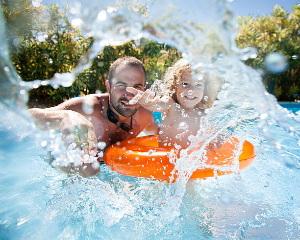 ребенок с отцом в бассейне - water swimming pool sea summer стоковые фото и изображения