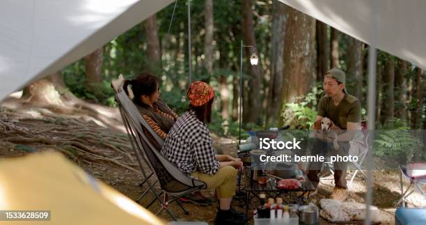Enjoy A Moment Of Relaxation And Tranquility While Camping In The Wild 照片檔及更多 50歲到54歲 照片