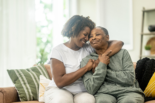 istock Abrazo de madre e hija 1533631809