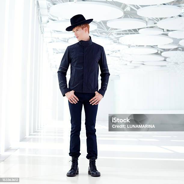 Foto de Black Oeste Moderno Moda Homem Com Chapéu De e mais fotos de stock de Alta costura - Alta costura, Sexo Masculino, Fundo Branco