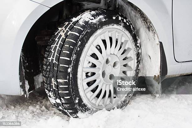 삼각대를 스노우 타이어가 겨울맞이 시간 0명에 대한 스톡 사진 및 기타 이미지 - 0명, 가리기, 검은색