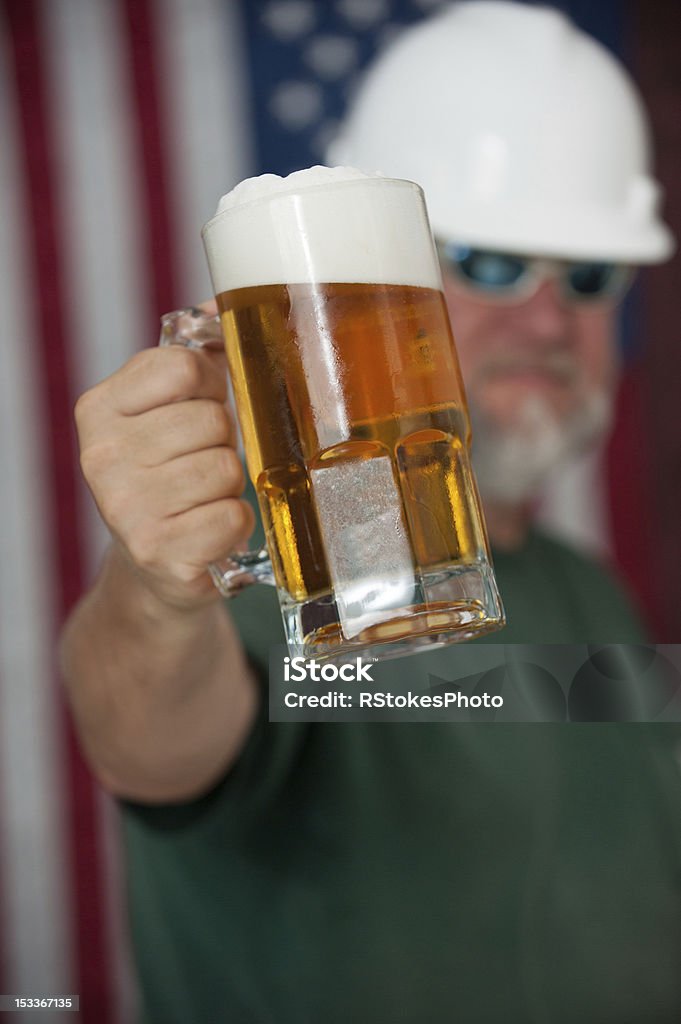 American retención trabajador de una cerveza - Foto de stock de Accesorio de cabeza libre de derechos