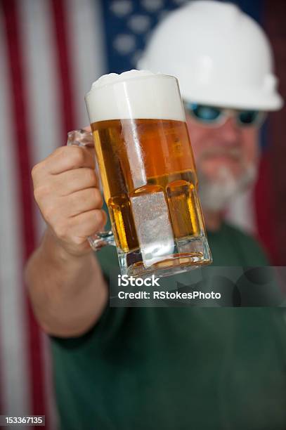 American Retención Trabajador De Una Cerveza Foto de stock y más banco de imágenes de Accesorio de cabeza - Accesorio de cabeza, Aferrarse, Agarrar