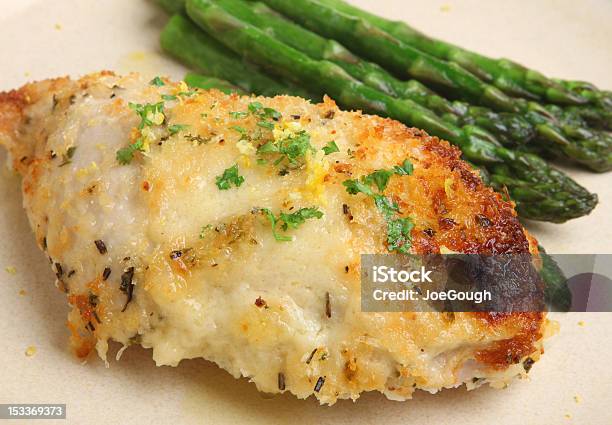 Photo libre de droit de Blanc De Poulet Cuit Avec Du Fromage Herbes banque d'images et plus d'images libres de droit de Parmesan - Parmesan, Poulet - Viande blanche, Citron