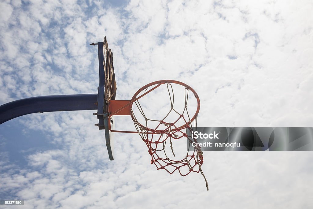 Panier de basket et broken backboard sous ciel bleu - Photo de Au bord de libre de droits