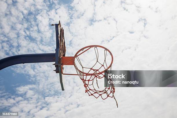 Photo libre de droit de Panier De Basket Et Broken Backboard Sous Ciel Bleu banque d'images et plus d'images libres de droit de Au bord de