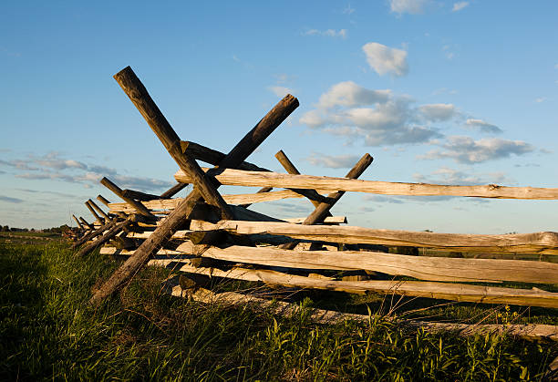 split rail scherma contro il cielo blu con nuvole - gettysburg national military park foto e immagini stock