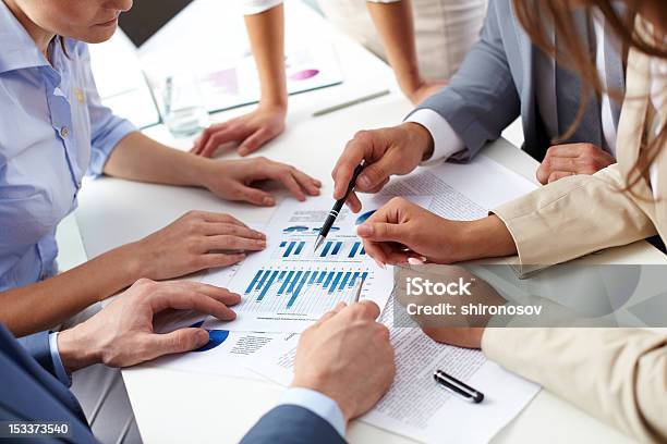 Análisis De Periódicos Foto de stock y más banco de imágenes de Agarrar - Agarrar, Azul, Bolígrafo de punta esférica