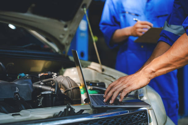 istock Mechanic inspects and maintains the engine for the customer. An app to write checklists for repair machines, car services and maintenance to the clipboard. 1533764917