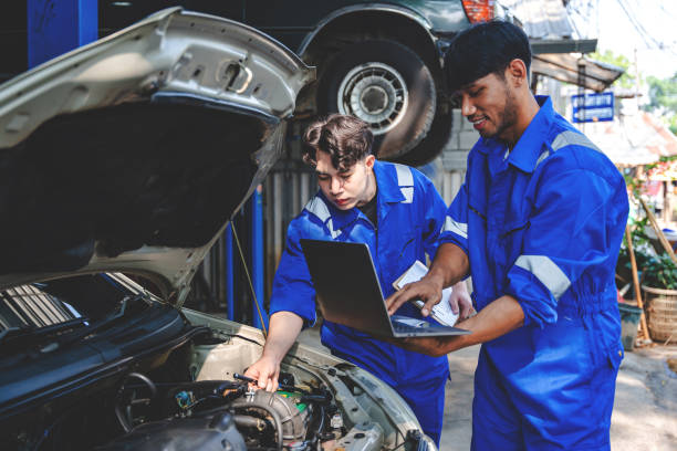 istock Mechanic inspects and maintains the engine for the customer. An app to write checklists for repair machines, car services and maintenance to the clipboard. 1533765431
