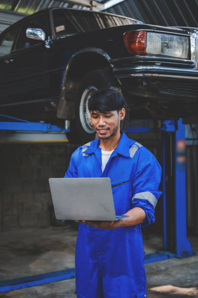istock Mechanic inspects and maintains the engine for the customer. An app to write checklists for repair machines, car services and maintenance to the clipboard. 1533765456