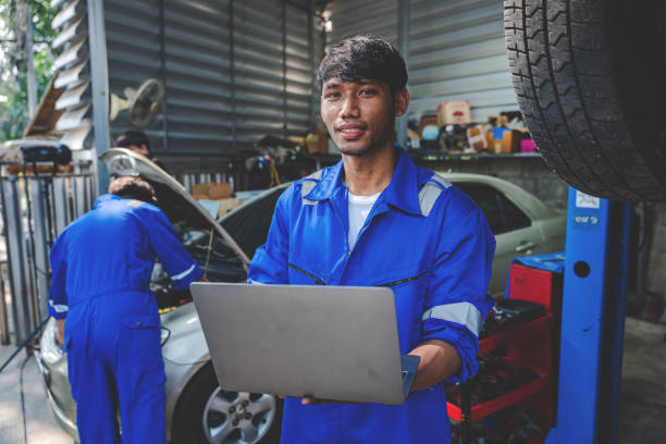 istock Mechanic inspects and maintains the engine for the customer. An app to write checklists for repair machines, car services and maintenance to the clipboard. 1533765794