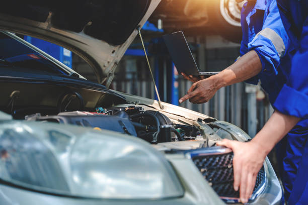 istock Mechanic inspects and maintains the engine for the customer. An app to write checklists for repair machines, car services and maintenance to the clipboard. 1533765979