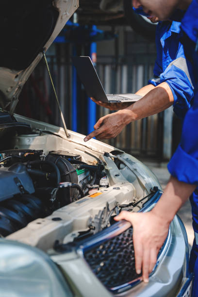 istock Mechanic inspects and maintains the engine for the customer. An app to write checklists for repair machines, car services and maintenance to the clipboard. 1533765990