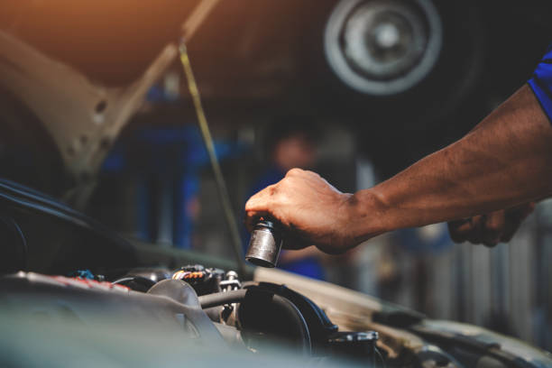 istock Mechanic inspects and maintains the engine for the customer. An app to write checklists for repair machines, car services and maintenance to the clipboard. 1533767337