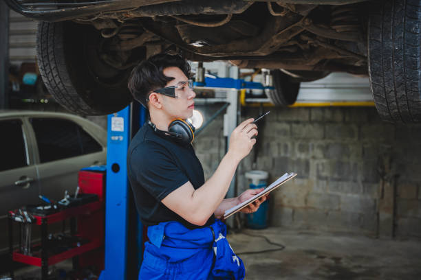 istock Mechanic inspects and maintains the engine for the customer. An app to write checklists for repair machines, car services and maintenance to the clipboard. 1533767639