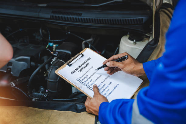 istock Mechanic inspects and maintains the engine for the customer. An app to write checklists for repair machines, car services and maintenance to the clipboard. 1533768174