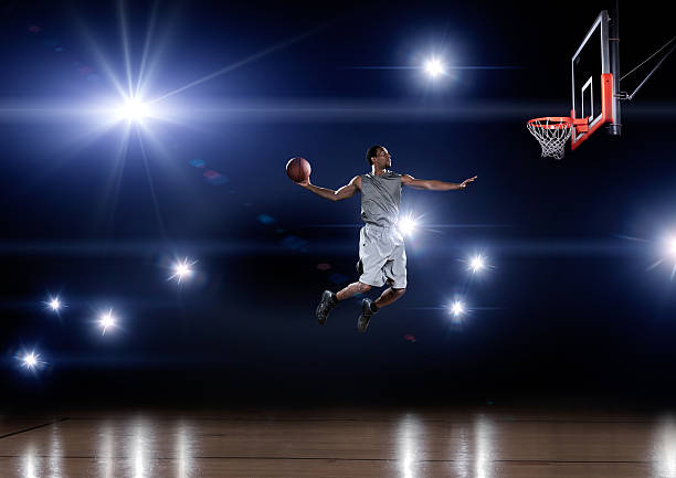 basketball player-jumping in richtung netto - basketball slam dunk basketball hoop sport stock-fotos und bilder