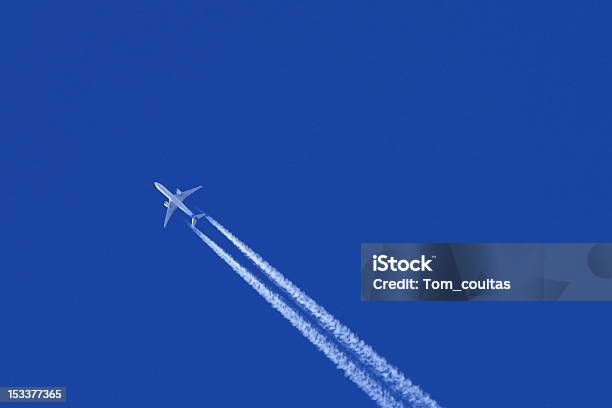 Jet Pary - zdjęcia stockowe i więcej obrazów Samolot - Samolot, Ujęcie z dołu, Ślad samolotu na niebie
