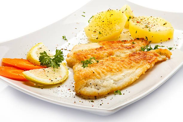 pesce fritto con verdure - passera foto e immagini stock
