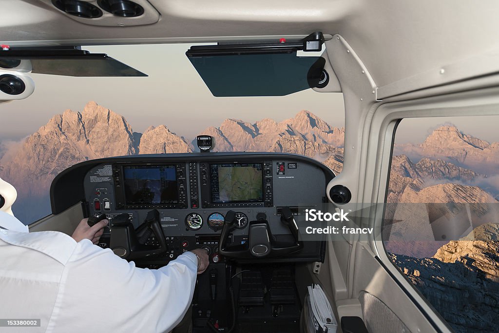 Voando sobre as montanhas ao pôr-do-sol - Foto de stock de Avião particular royalty-free