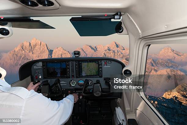 Foto de Voando Sobre As Montanhas Ao Pôrdosol e mais fotos de stock de Avião particular - Avião particular, Co-piloto - Piloto, Interior