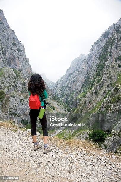 Photo libre de droit de Femme De Retour Dans Les Gorges De La Rivière Soucis banque d'images et plus d'images libres de droit de Activité