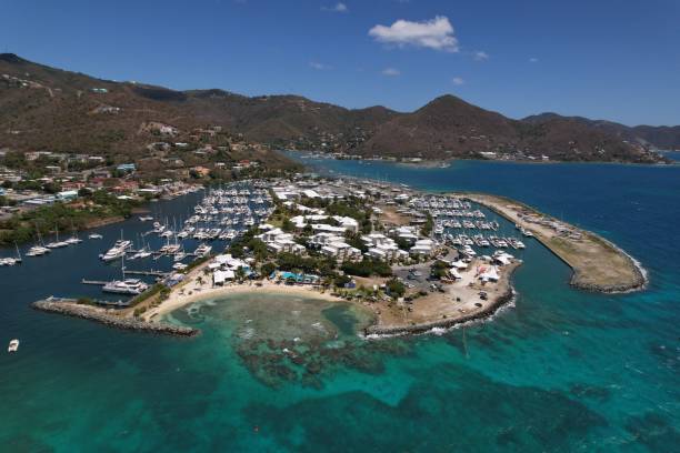 der yachthafen der insel tortola mit blick auf den himmel der britischen jungferninseln - tortola stock-fotos und bilder