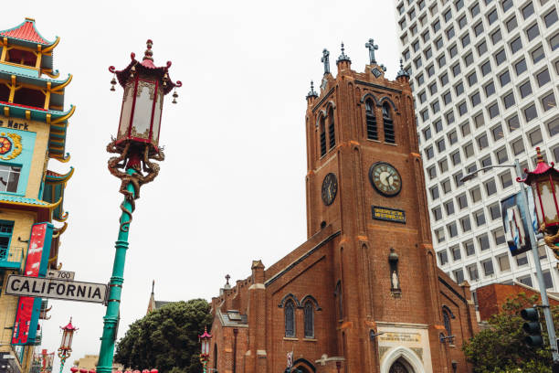 вид на собор в чайнатауне в сан-франциско, калифорния - chinatown san francisco chinatown san francisco county cityscape стоковые фото и изображения