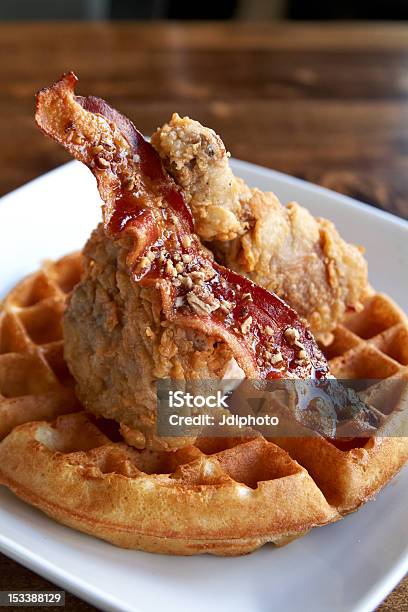 Frango E Waffles - Fotografias de stock e mais imagens de Frango - Frango, Galinha - Ave doméstica, Waffle