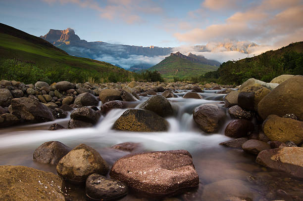 río montaña del dragón ampitheatre tugela - tugela river fotografías e imágenes de stock